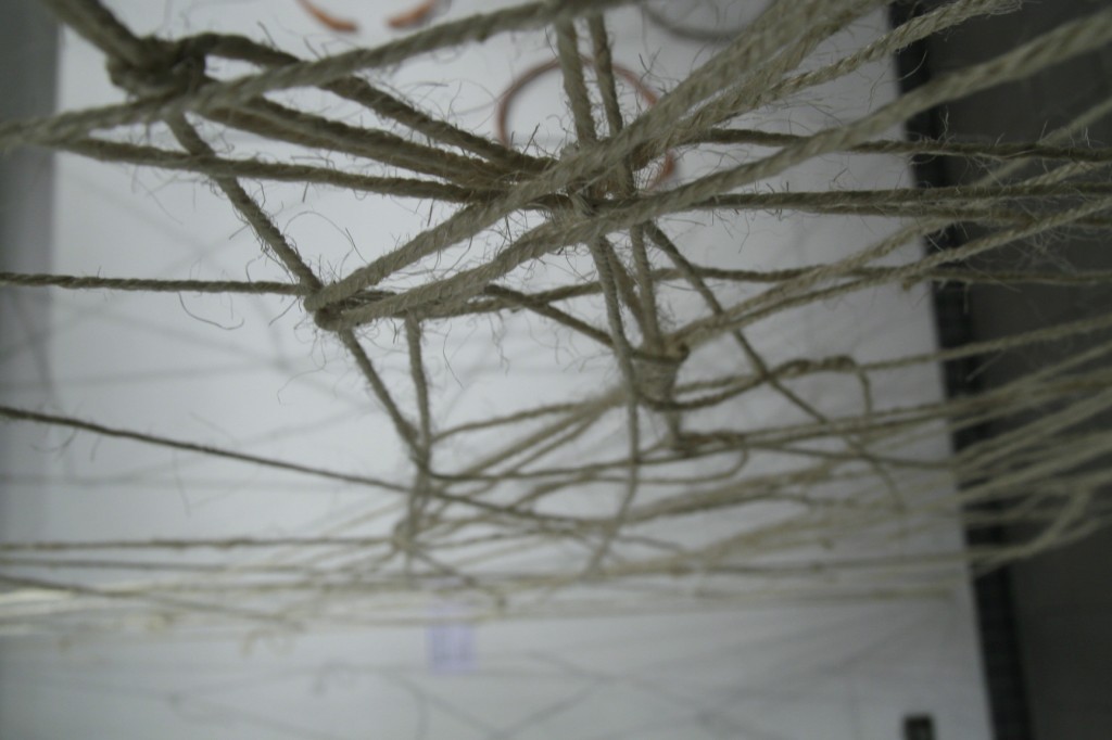 Toile d'araignée Toile d'araignée, Installation interactive, dimensions variables, cordes, cordages.