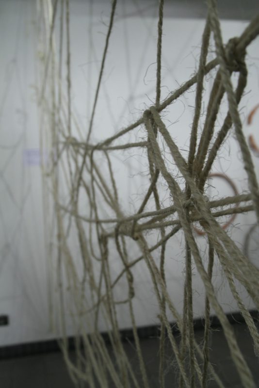Toile d'araignée, Installation interactive, dimensions variables, cordes, cordages.