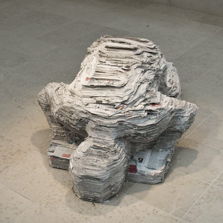 Prière pour nous (grand) – 2009, Journaux, armature en acier, 132 cm x 83 cm x 55 cm