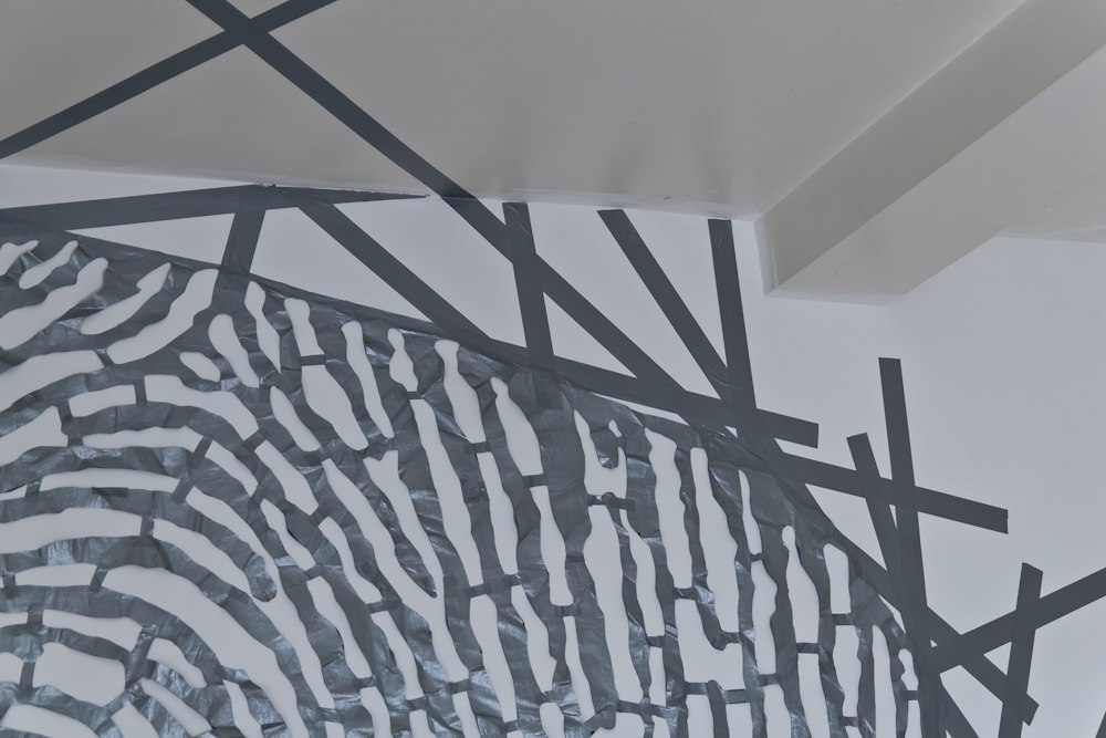 Empreinte Digitale, dessin en ruban adhésif, 2m x 6m, bâche, ruban adhésif entoilé argenté, Installation murale in situ, 2011-12