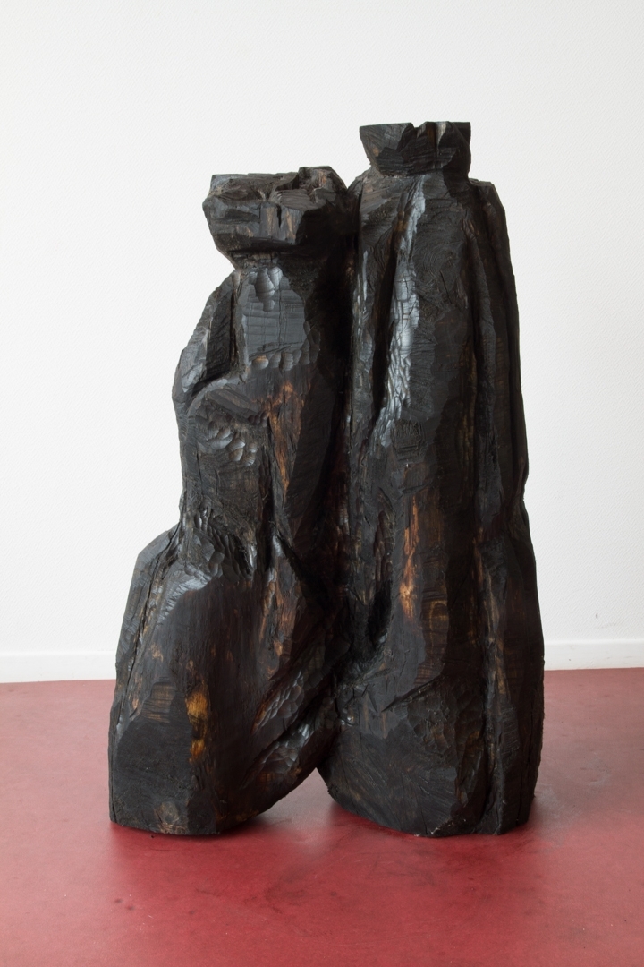Ordures V, Sculpture en bois (Tilleul coupé dans le cadre d’un réaménagement des espaces verts au sein de la cité des Francs-Moisins, Saint-Denis), patine en huile de moteur usagée, 40 cm x 1m20 x 1m, 2015.